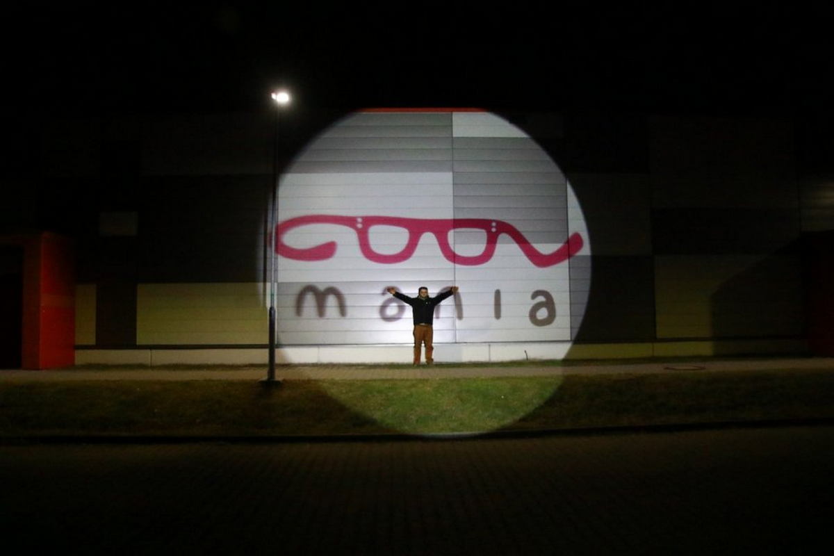 Projetores GOBO - projeção de logotipo na parede de um edifício
